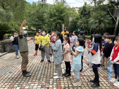 圖1. 移除小花蔓蘭前講解(新竹林區管理處提供)